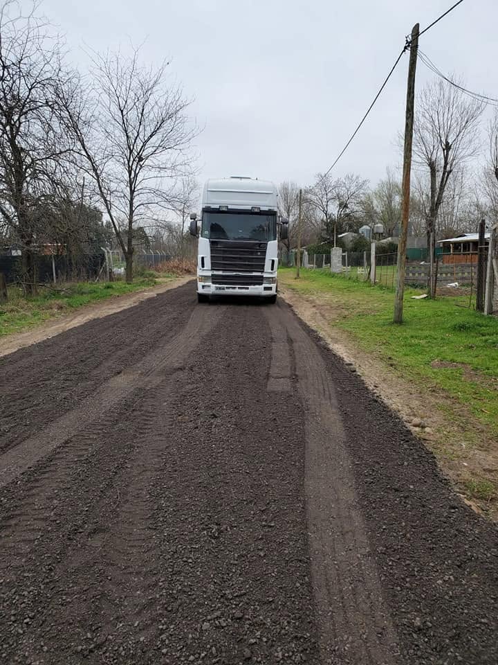 Camión en calle con piedra recién colocada
