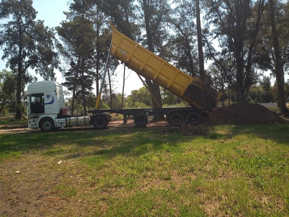 Camión chasis volcador descargando tierra