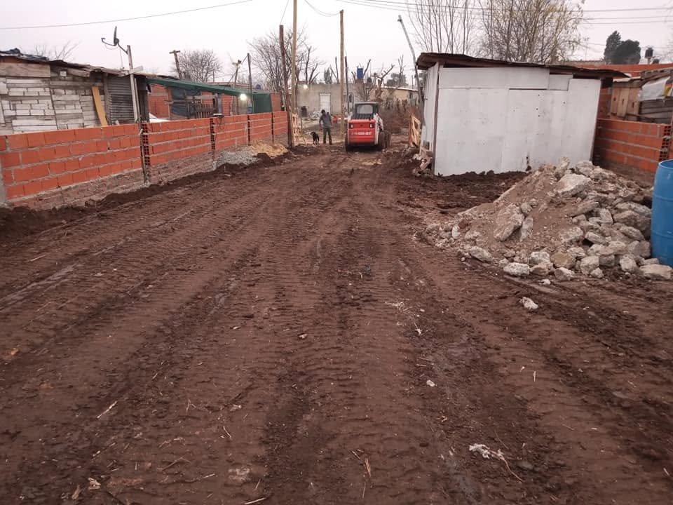 Calle de tierra abierta en barrio