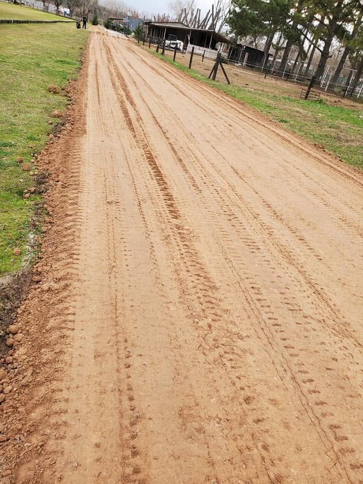 Calle de tierra abierta y nivelada